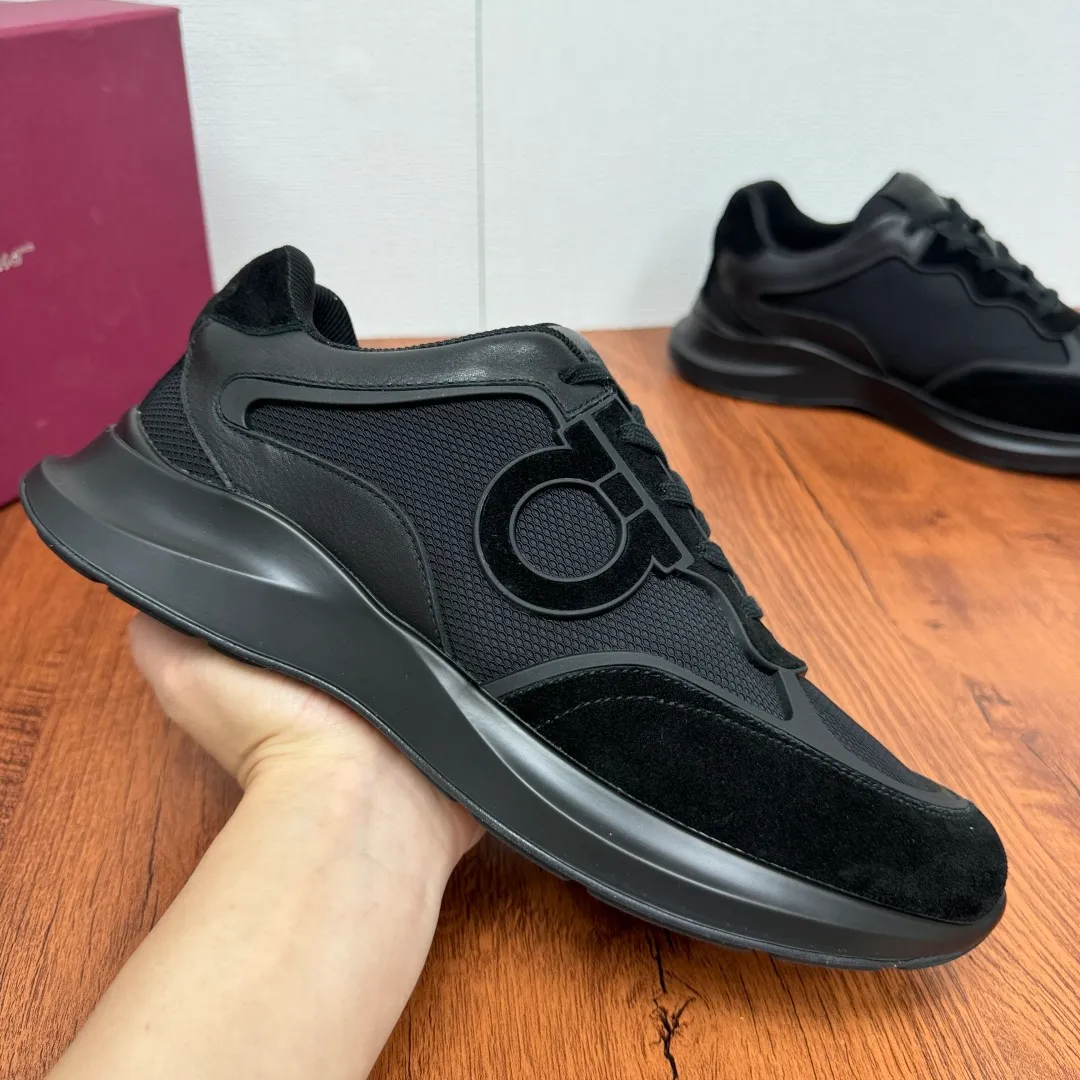 [Ferragamo] Top P: 720💰 Size: 39~44 (38 45 custom-made, non-returnable) Ferragam/Ferragamo Cancini buckle men's low-top casual shoes Spring and summer official website synchronized new thick-soled versatile sports shoes for men This urban-style casual shoe boldly combines a variety of fabrics, cleverly using high-tech mesh fabrics and smooth leather to create a unique high-end look, with side dropouts Cancini buckle, padded collar and tongue, and eye-catching lightweight rubber sole make the design even more sophisticated! The perfect blend of style and comfort. , the shoe body is outlined with exquisite lines, embellished with iconic elements, and equipped with comfortable sole technology to boost your pace. Whether you are walking on the street or exercising, you can show your extraordinary charm. Item number: F688525 Black.